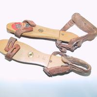 Antichi pattini da ghiaccio in legno