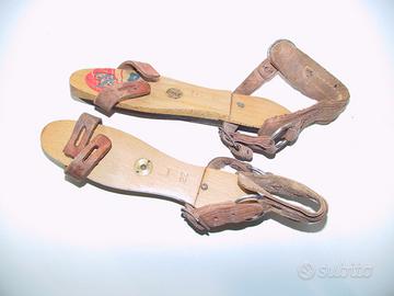 Antichi pattini da ghiaccio in legno