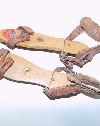 Antichi pattini da ghiaccio in legno