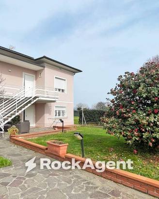 Villa di 258 m² con più di 5 locali e box auto dop