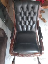 Poltrona elegante in pelle e legno intagliato