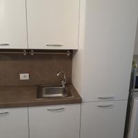 Cucina componibile bianca effetto legno