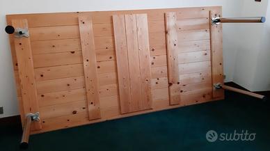 Tavolo in legno con gambe pieghevoli