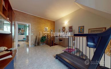 INDIPENDENTE SU 2 LIVELLI, CON TERRAZZO. ZONA CENT