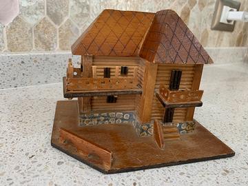 Casetta di legno in miniatura