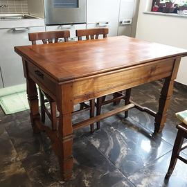 Tavolo in legno da cucina