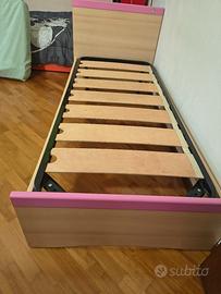 letto a una piazza con rete a doghe