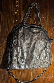 Borsa da donna scamosciata con catena perimetrale