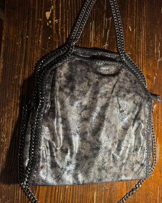 Borsa da donna scamosciata con catena perimetrale