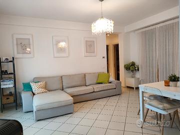 Divano Kivik di Ikea con chaise-lounge