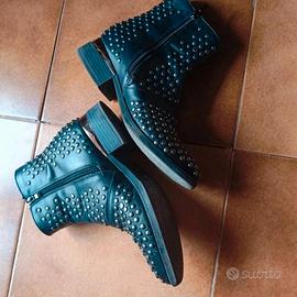 carinissimo stivaletti con borchiette 