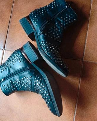 carinissimo stivaletti con borchiette 