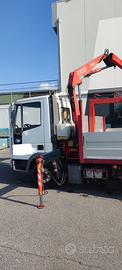Camion eurocargo 100E18 con gru