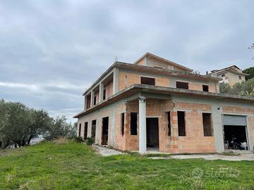 Villa autonoma da completare con terreno