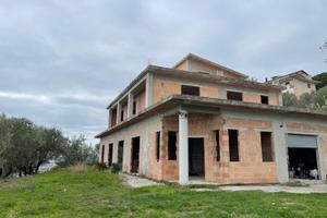 Villa autonoma da completare con terreno