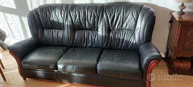Divano letto pelle nera e legno .Perugia. 250€trat