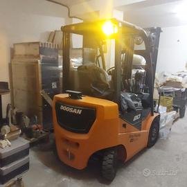 Carrello elevatore elettrico - Usato pochissimo