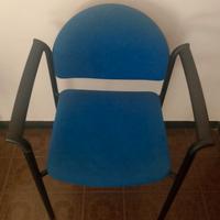 Sedia con braccioli imbottita colore blu