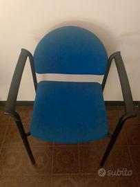Sedia con braccioli imbottita colore blu