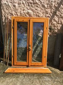 Finestra in legno di cipresso, con doppio vetro.