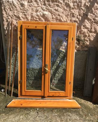 Finestra in legno di cipresso, con doppio vetro.
