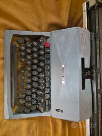 Macchina da scrivere olivetti 82