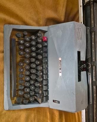 Macchina da scrivere olivetti 82