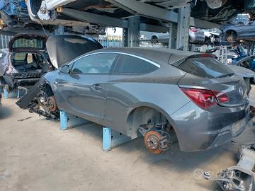Opel Astra GTC 2011. Solo per ricambi.