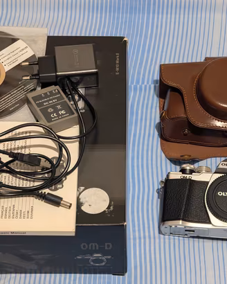 Olympus OM-D E-M10 Mark II (Solo Body) + Accessori