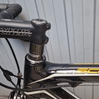 bici da corsa marca SCOTT telaio in carbonio