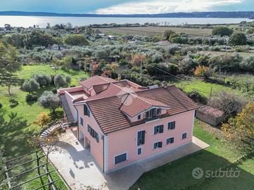 VILLA SINGOLA A BRACCIANO