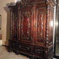 Monumentale armadio in massello lastronato noce 