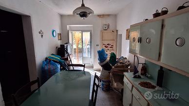 Casa di campagna e terreno con ulivi