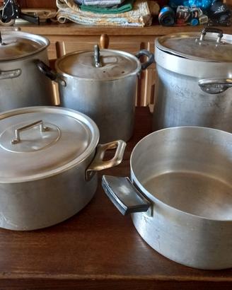 Set pentole in alluminio con coperchi