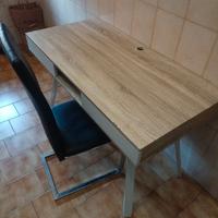 Scrivania completa di sedia per camera o da uffic.