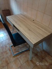 Scrivania completa di sedia per camera o da uffic.