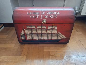 Baule antico di una nave in legno dipinto a mano
