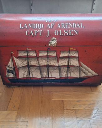 Baule antico di una nave in legno dipinto a mano