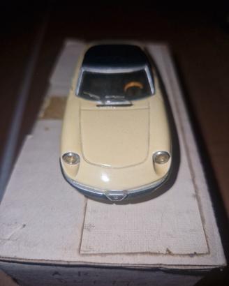 Alfa romeo Duetto bianco Coda tronca 1 43 