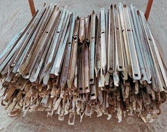 Montanti con cunei per armature in cemento armato