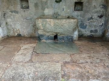 Vasca in pietra scolpita a mano