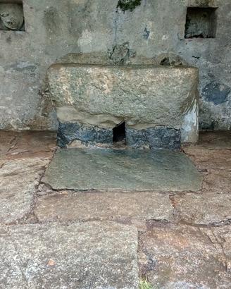 Vasca in pietra scolpita a mano