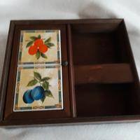 Armadietto portachiavi in legno e ceramica 