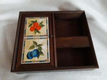 Armadietto portachiavi in legno e ceramica 