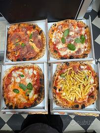 Pizzeria d'asporto con anche 4circa 15 posti