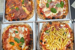 Pizzeria d'asporto con anche 4circa 15 posti