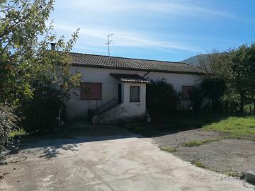 Abitazione rustica+capannoni+terreno
