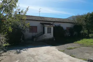 Abitazione rustica+capannoni+terreno
