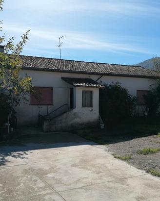 Abitazione rustica+capannoni+terreno