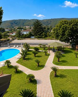 Attico mansardato in Parco con piscina e giardino